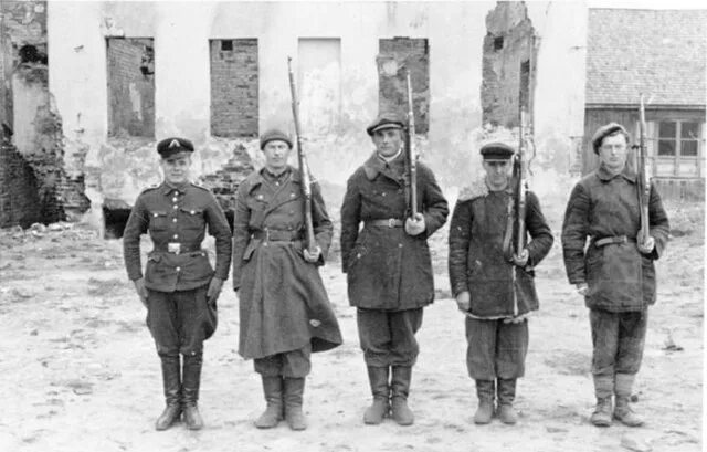 Полицаи в годы великой отечественной войны фото Файл:Bundesarchiv Bild 146-2004-230, Mogilew, einheimische Miliz.jpg - Википедия