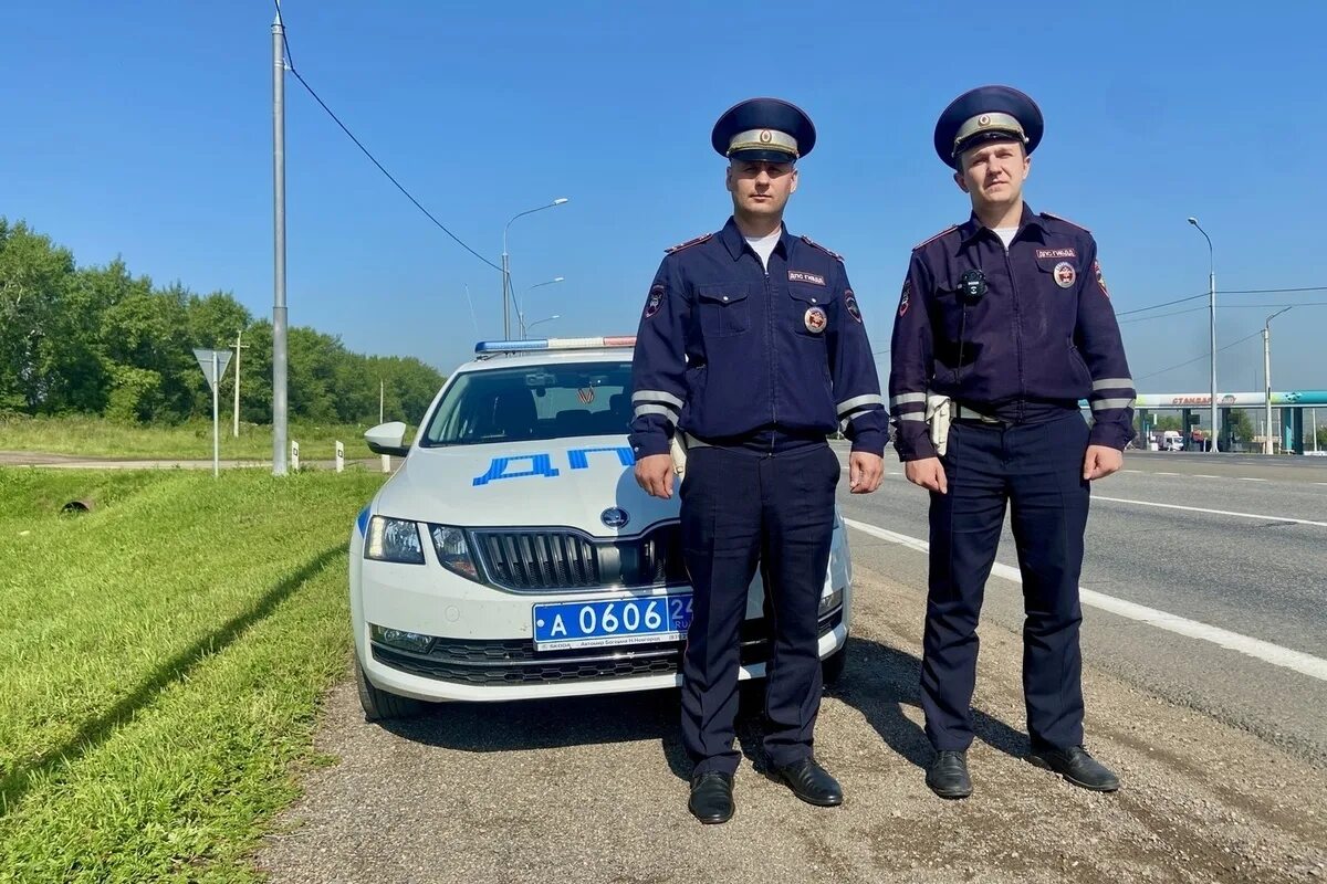 Полицейский на дороге фото Сотрудники Госавтоинспекции спасли 59-летнюю женщину на трассе под Красноярском 