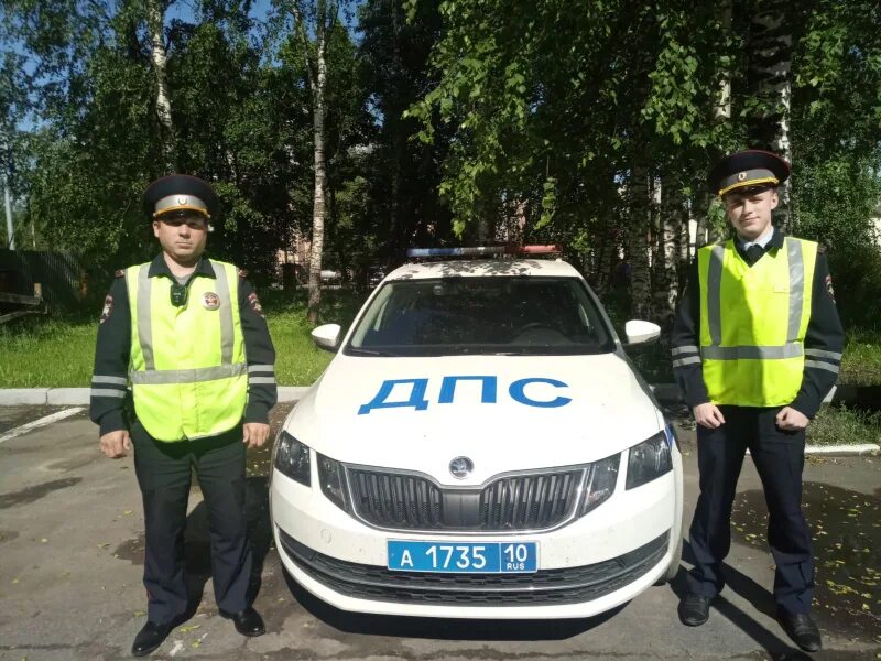 Полицейский на дороге фото Карельские полицейские помогли автоледи в пути