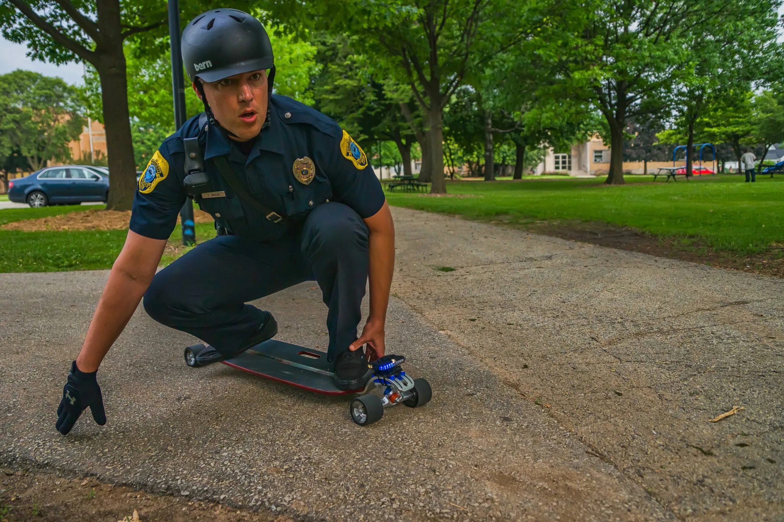 Полицейский на дороге фото Skateboard Cop Wants to Break Down Barriers in Green Bay - ABC News