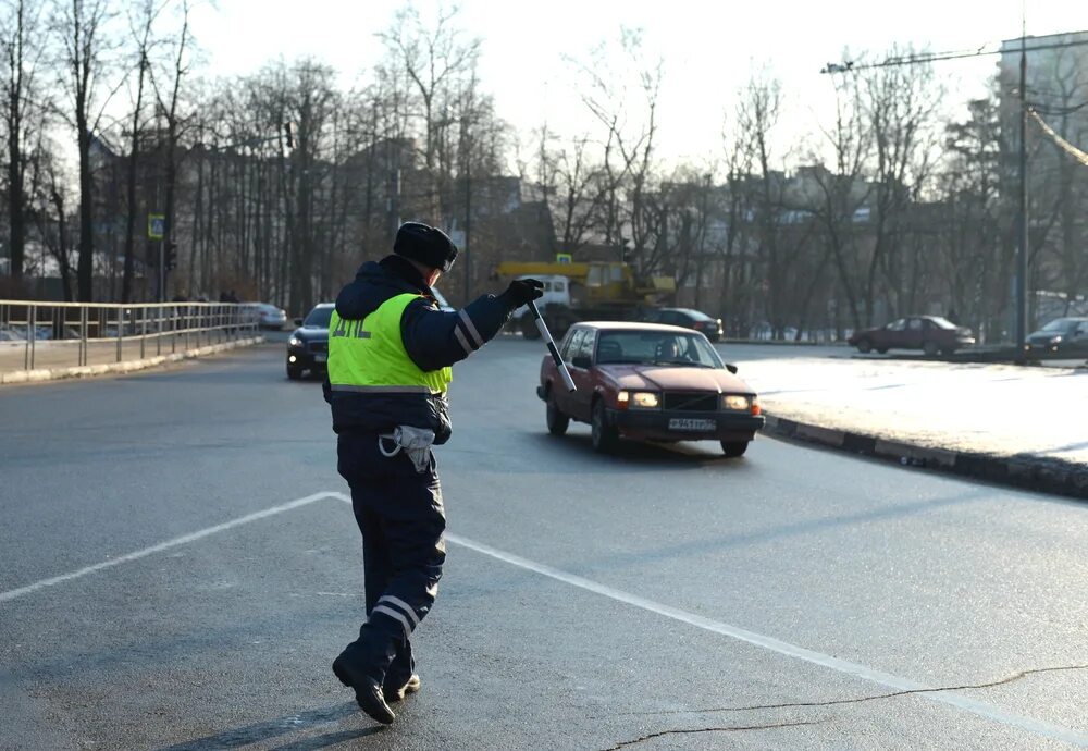 Полицейский на дороге фото В Подмосковье полицейский застрелил напавшего на него автоугонщика с зубилом