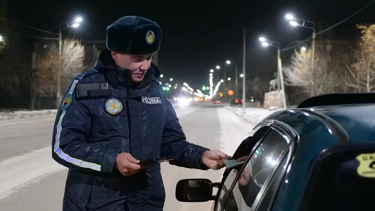 Полицейский на дороге фото В Петропавловске водителя лишили прав на семь лет за пьяную езду - Новости Петро