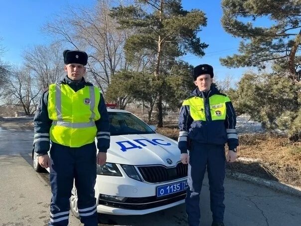 Полицейский на дороге фото Инспекторы ДПС помогли устранить неисправность автомобиля, остановившегося на об