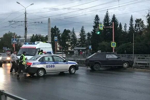 Полиция барнаул фото В Барнауле пьяный водитель сбил палатку с женщиной и врезался в забор (фото)