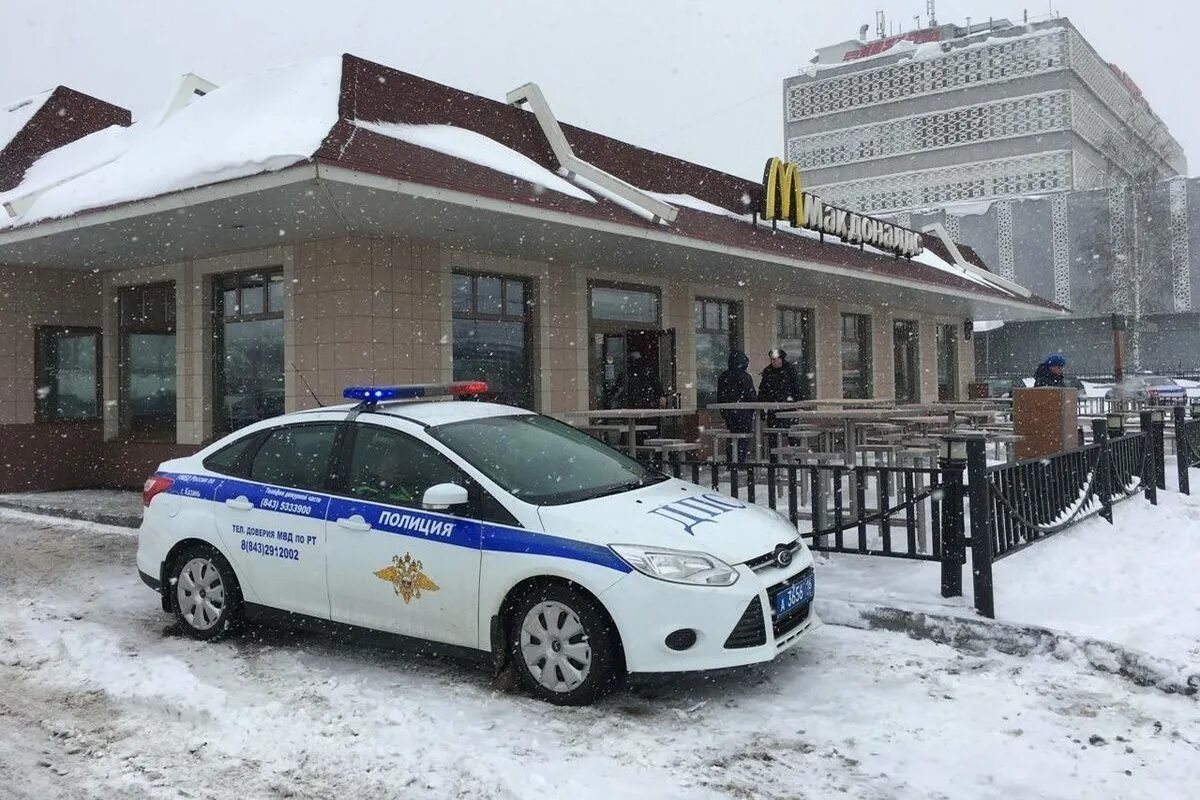 Полиция казани фото Эвакуированы посетители и сотрудники "Макдoнальдса" возле вокзала Казань-1 - МК 