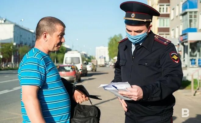 Полиция казани фото Полиция Казани проверяет покупателей и продавцов магазинов на наличие масок и пе