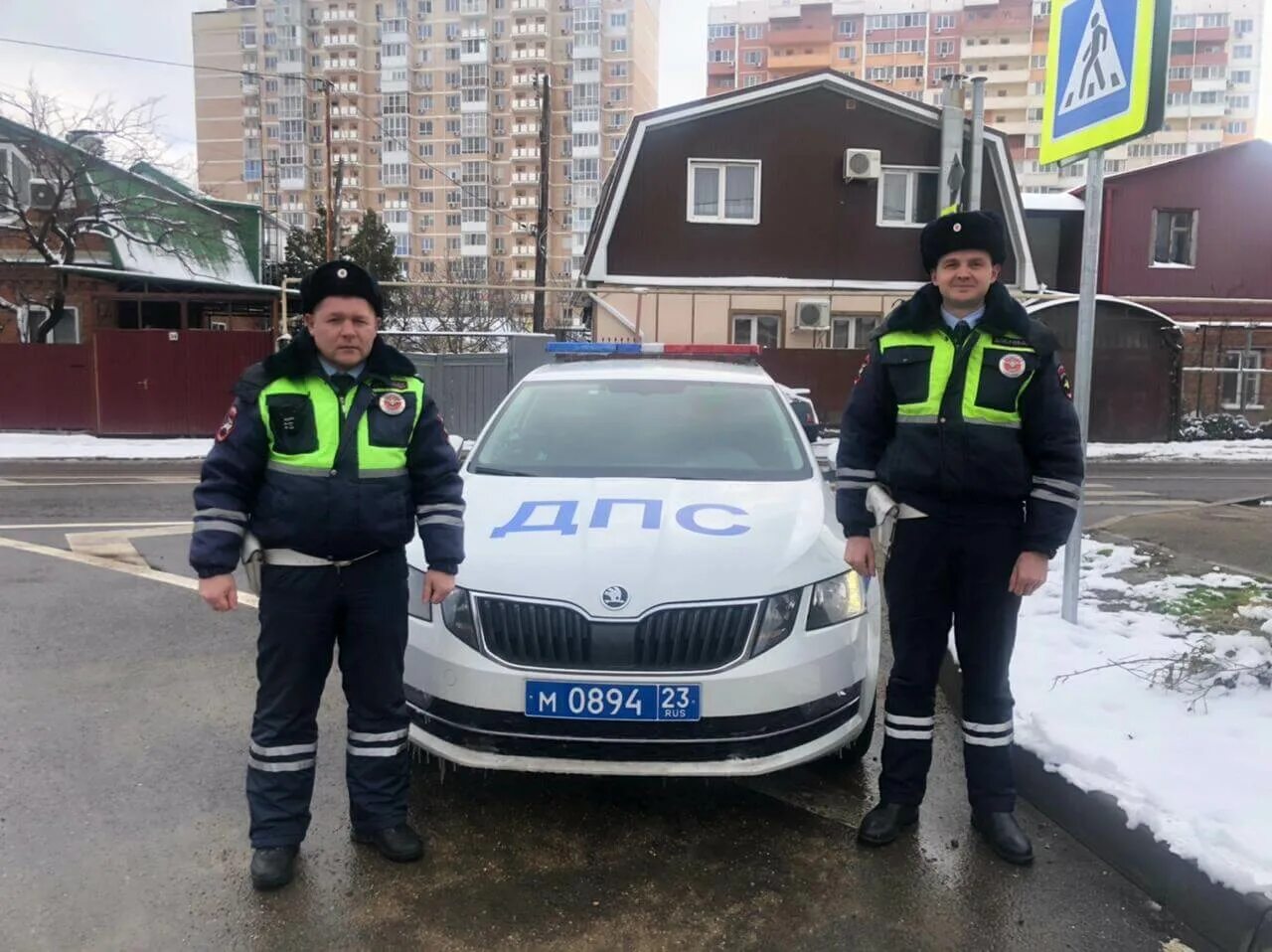 Полиция краснодар фото В Краснодаре полицейские помогли довезти в больницу пострадавшего мужчину - 15 ф