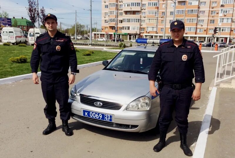 В Краснодаре полицейские отговорили неадекватного мужчину от прыжка с балкона 9-