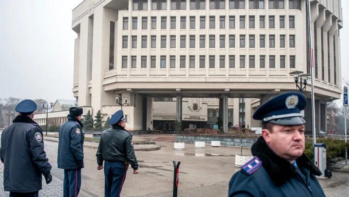 Полиция крыма фото Russian flag flies over occupied parliament in Ukraine’s Crimea