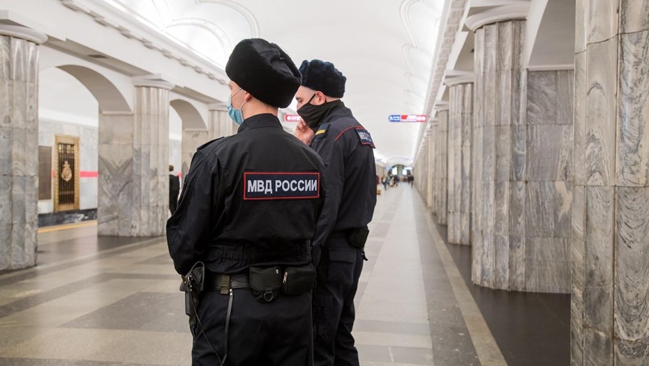 Полиция метро фото В петербургском метро задержали мужчину с рацией, настроенной на частоту полиции