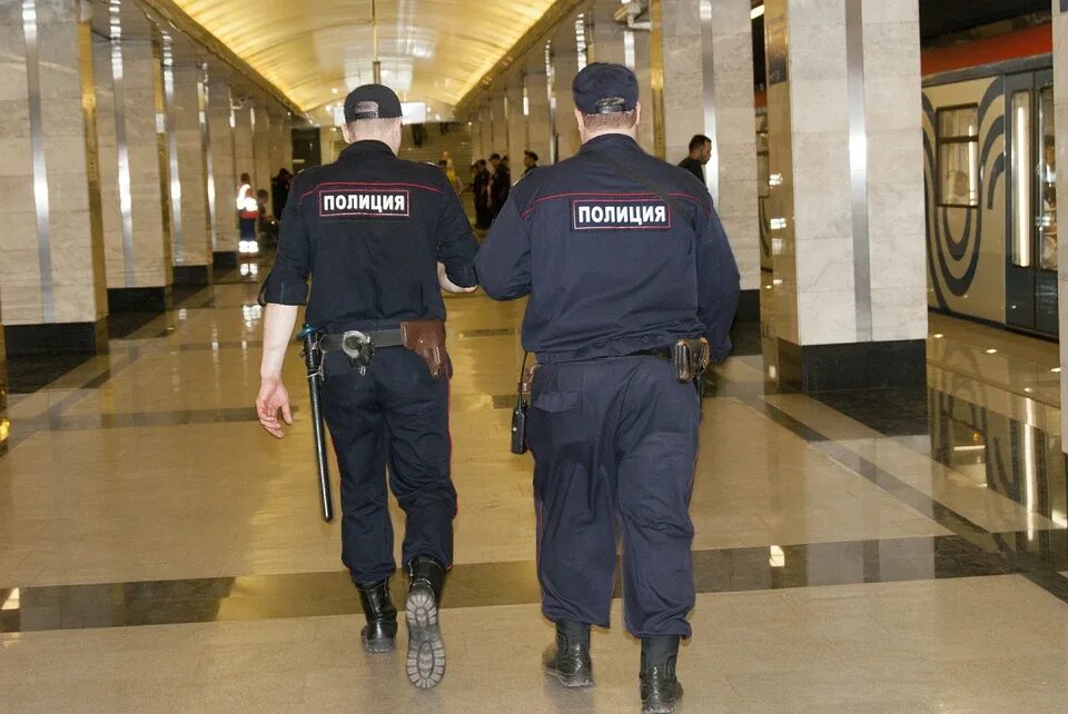 Полиция метро фото В Москве мужчина убил 23-летнего полицейского в метро - KP.RU