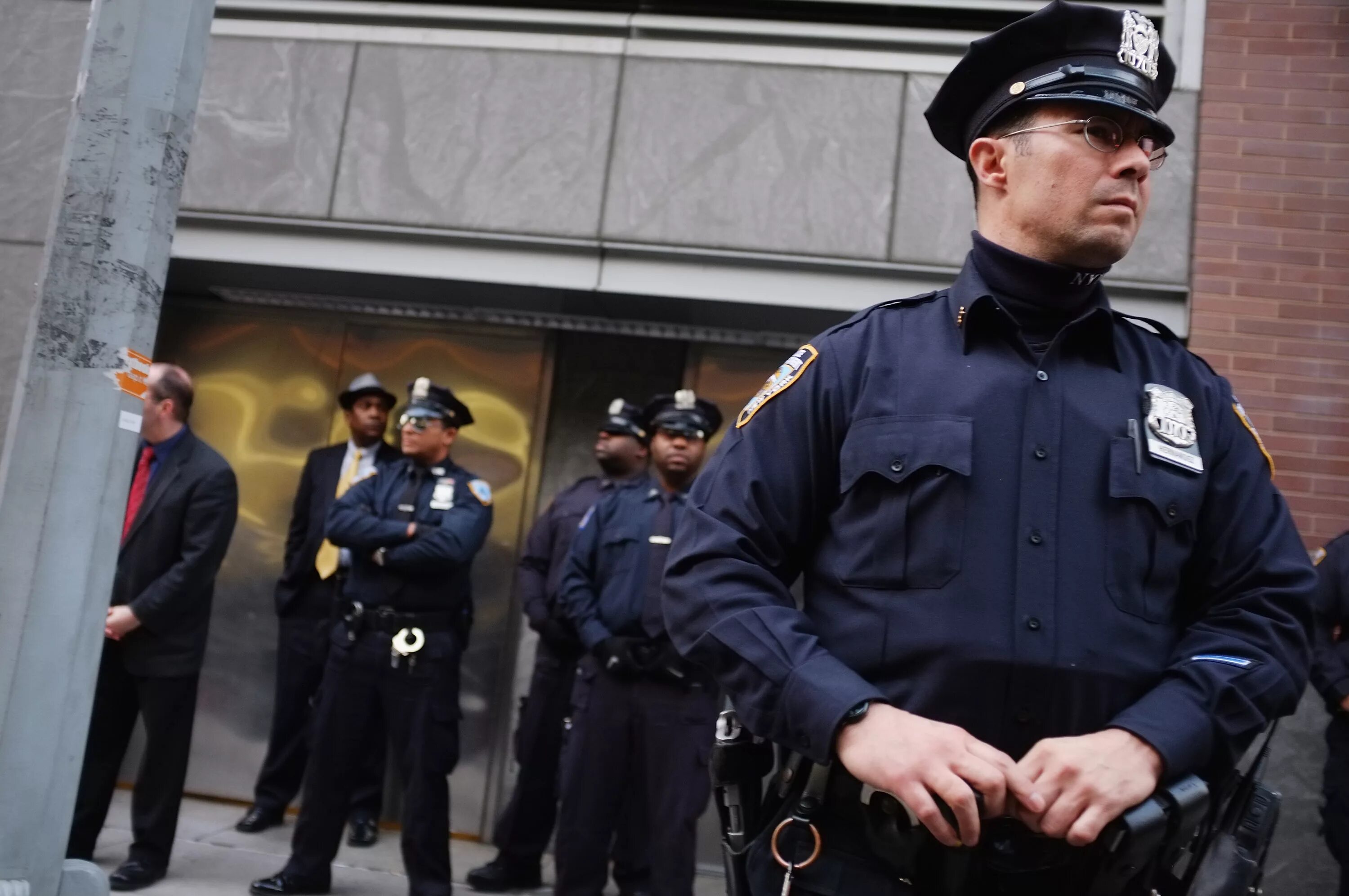 Полиция мира фото New York City Police Pledge "Wartime" Response to Killing of Two Officers - Glob