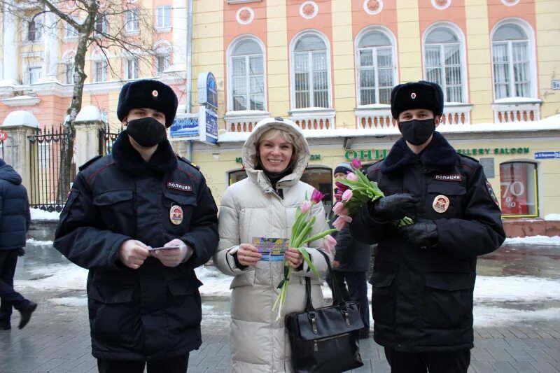 Полиция нижний новгород фото Цветы и памятные открытки получили женщины от сотрудников полиции Нижнего Новгор