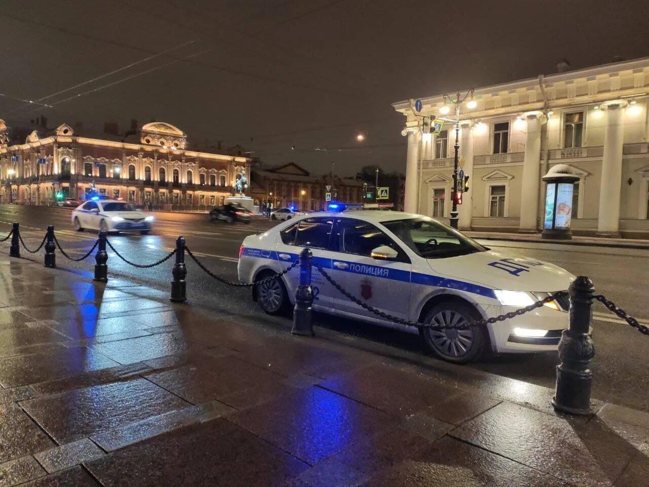 Полиция санкт петербург фото Полицейские объехали весь Петербург и со стрельбой задержали гонщика-мигранта