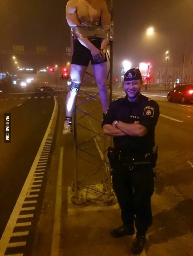 Полиция смешные фото In Sweden, police help you after they take a picture - Funny Funny pictures can'