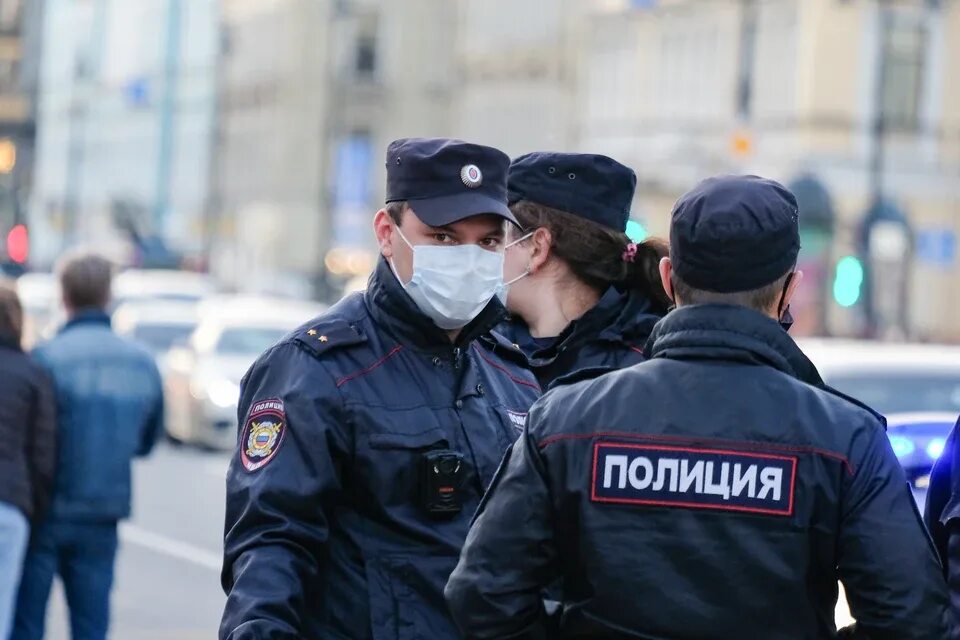 Полиция спб фото Двое парней избили инспекторов ГИБДД в Санкт-Петербурге - KP.RU