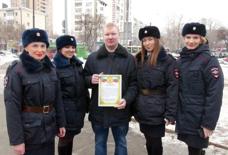 Полиция тюмени фото В преддверии праздника сотрудницы УМВД России по Тюменской области провели акцию