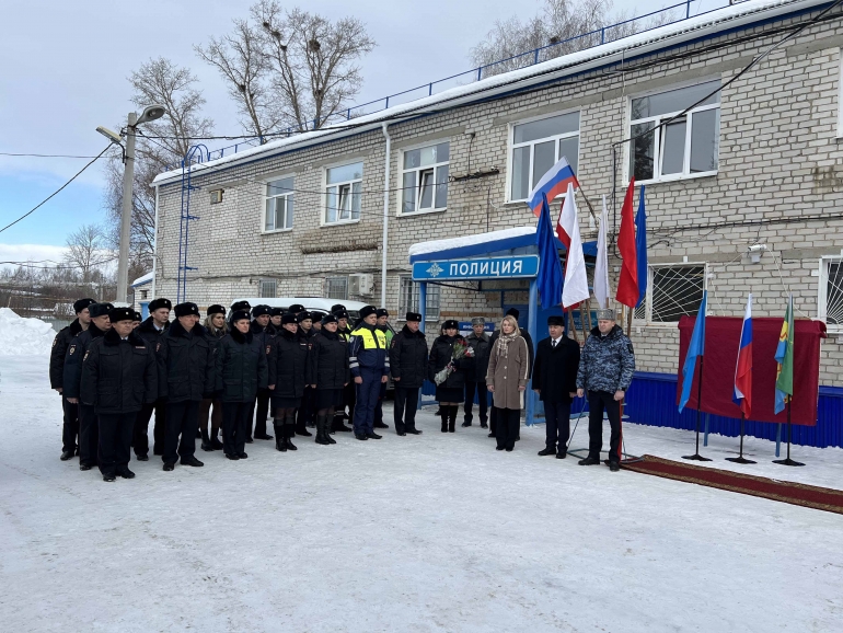 Полиция ульяновск фото Максим Петрушин открыл мемориальную доску в честь погибшего на СВО ветерана поли