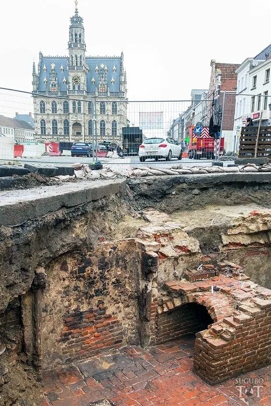 Политехнический музей раскопки фото Антверпен Бельгия. Закопанное здание под "культурным слоем". ► Здесь ещё много и