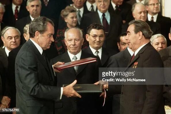 Политики ссср фото President Richard Nixon shakes hands with Leonid Brezhnev after the... News Phot