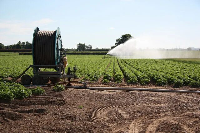 Полив полей фото Potato irrigation © Richard Croft cc-by-sa/2.0 :: Geograph Britain and Ireland