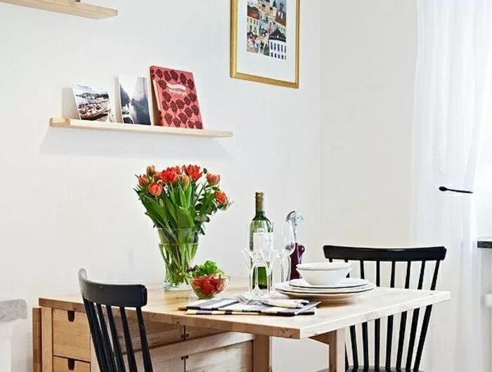 Полка над кухонным столом в интерьере Découvrez la table pliante avec notre jolie galerie de photos! Dining room small