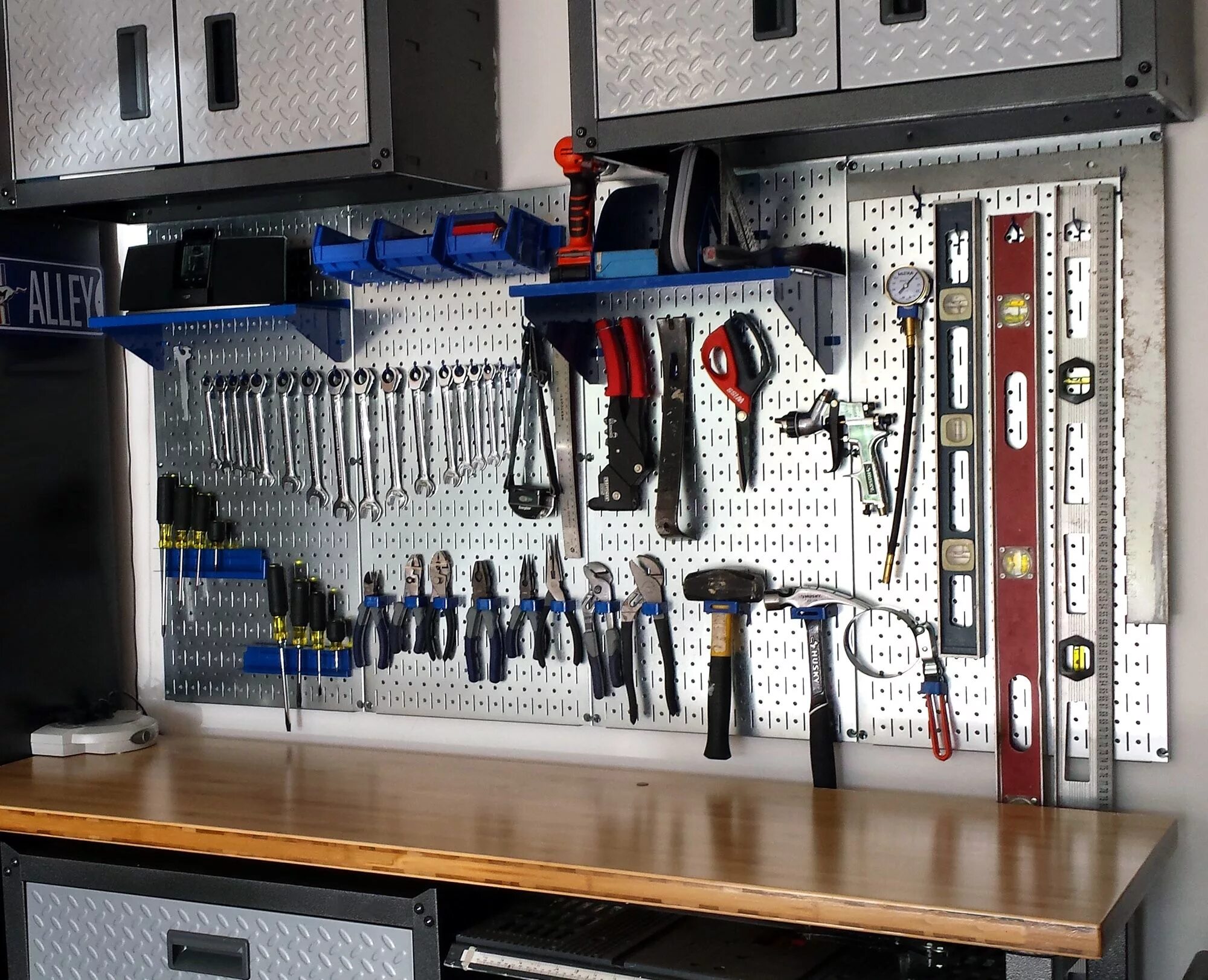 Полки для инструмента фото Wall Control Metal Pegboard for garage tool storage and organization not only wo