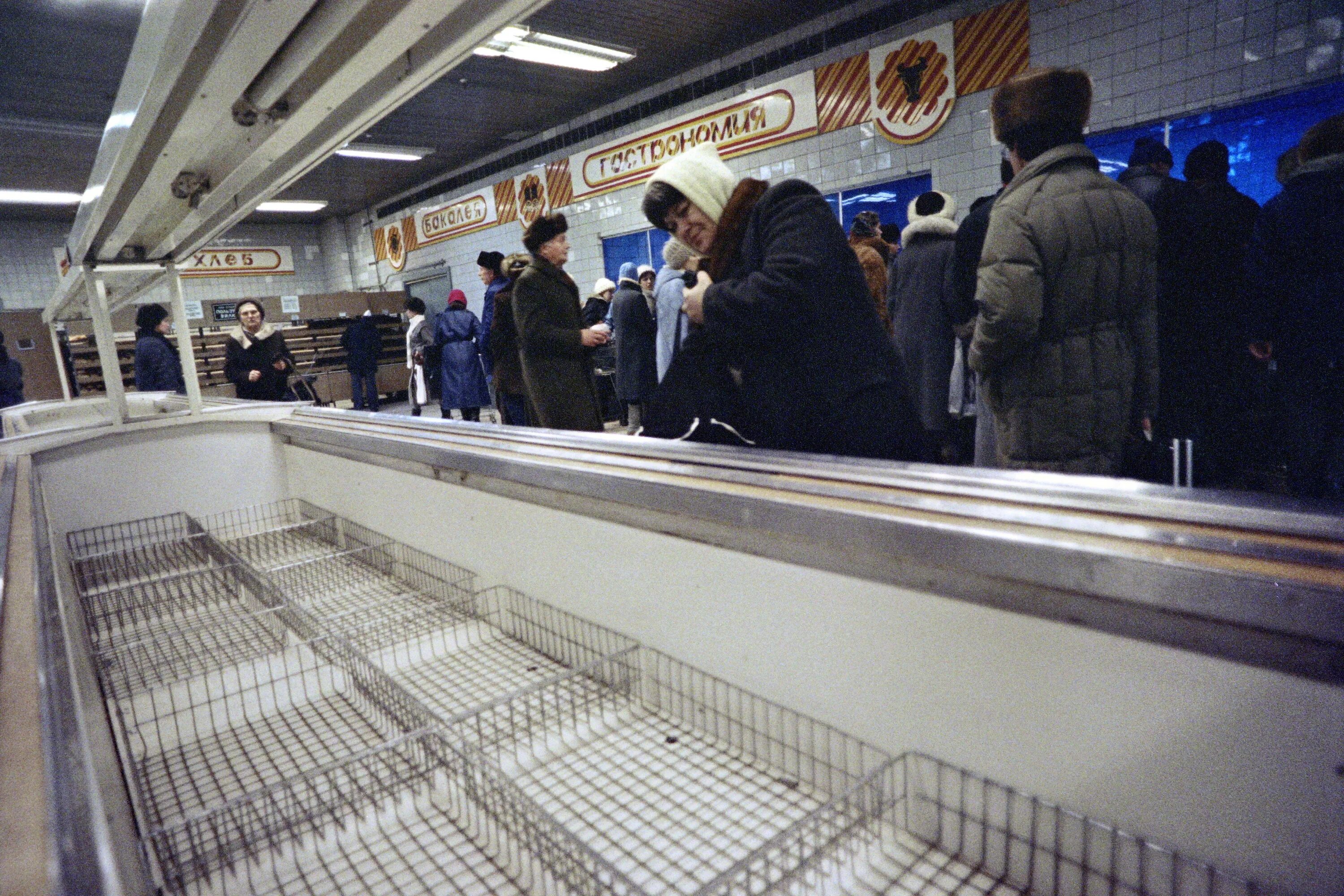 Полки магазинов в 90 е годы фото My Moscow landlady washed empty McDonald's boxes to proudly display on the mante