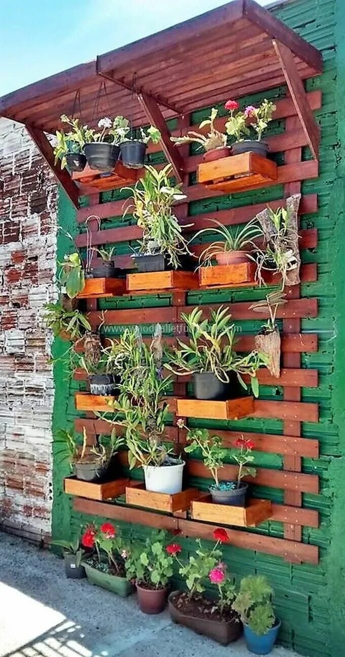 Полки на дачу фото Wood Pallet Vertical Wall Planter It is a completely vertical wall planter that 