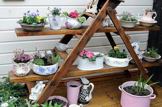 Полки на дачу фото Dena Interiores: Escada na Decoração Container gardening, Diy garden decor, Diy 