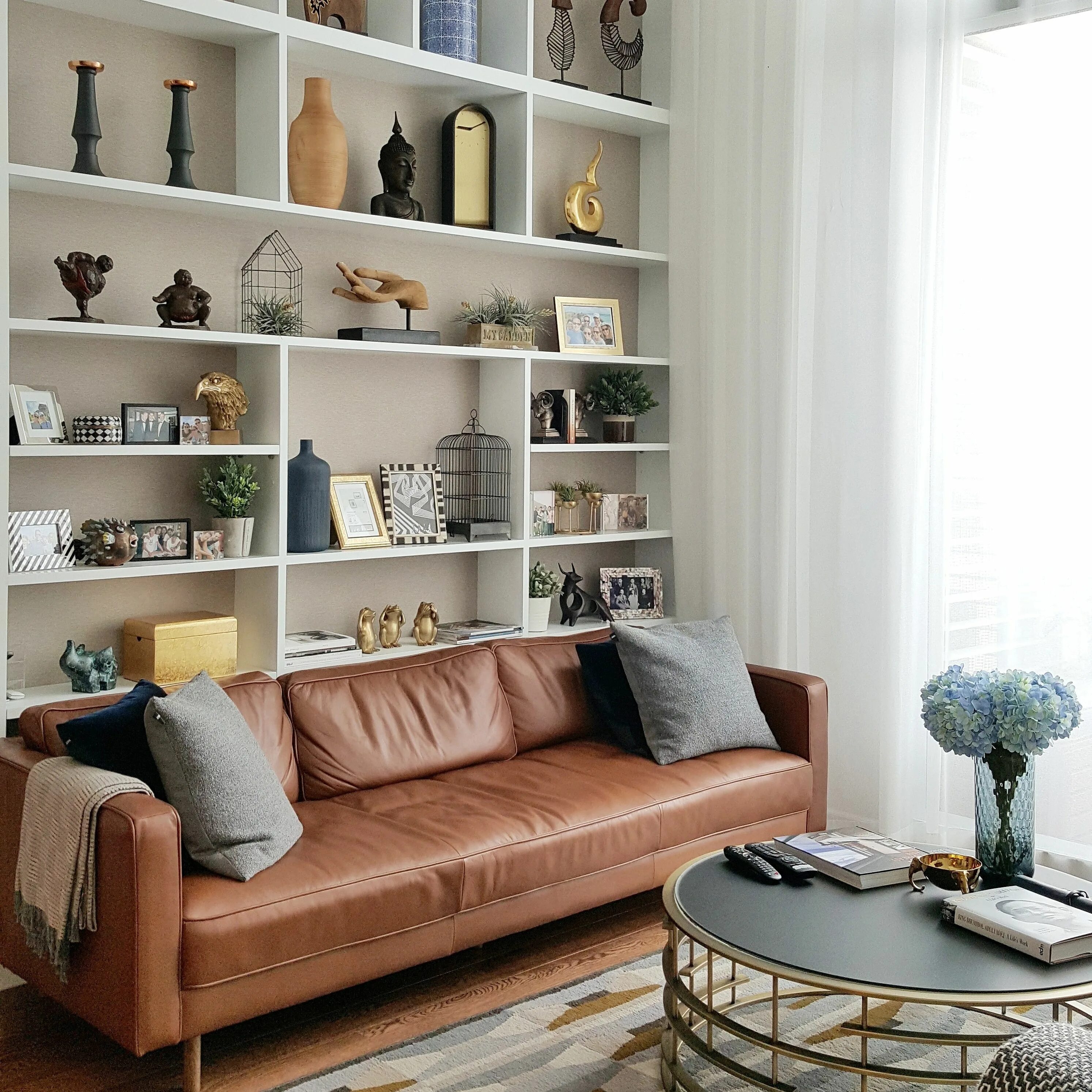 Полки над диваном в гостиной фото Shelving behind the Sofa to bring a warm feeling into a contemporary living room