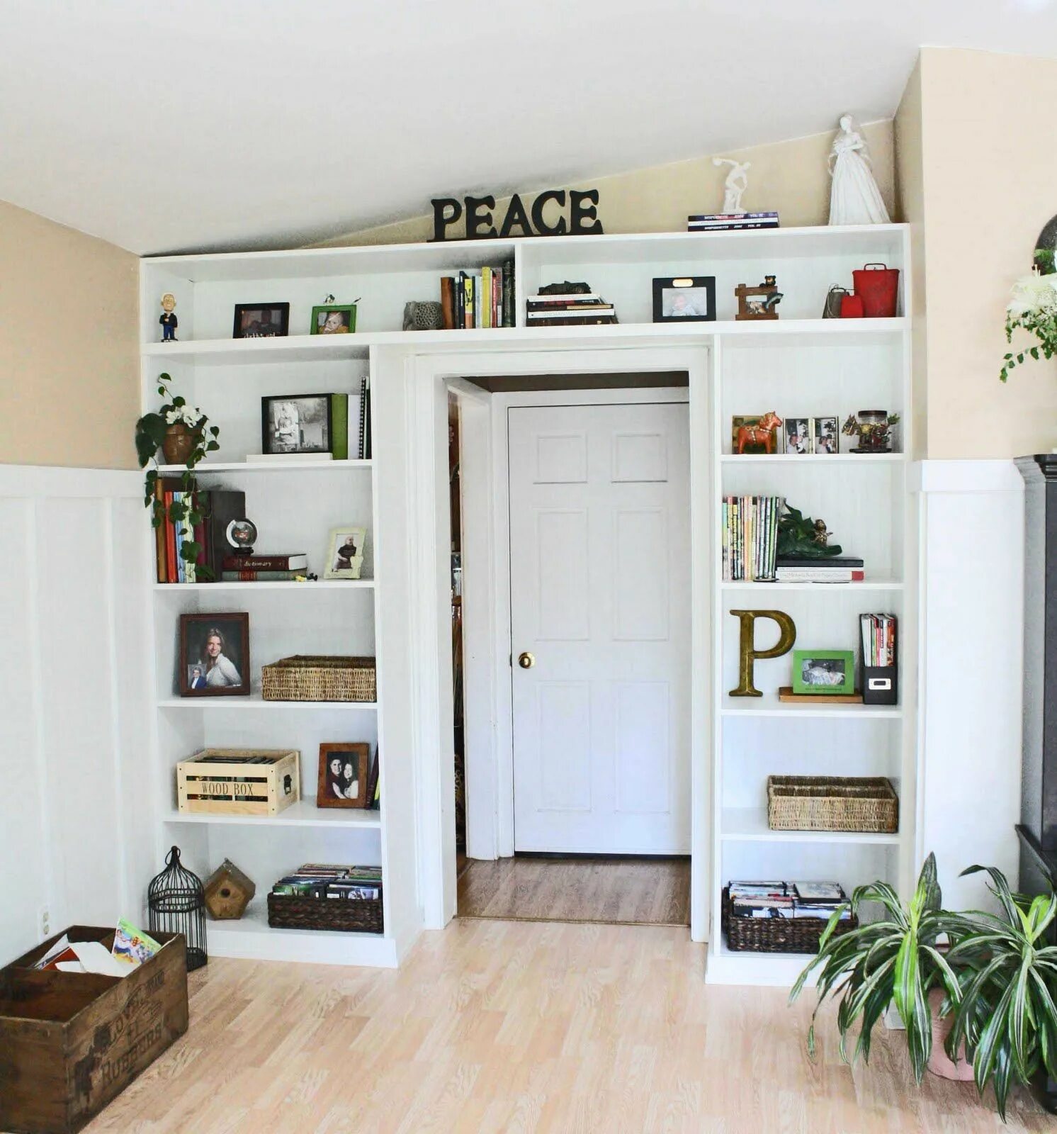 Полки над дверью в интерьере shelves around door for small bedroom or den Living room built ins, Small space 