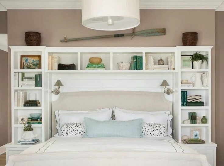 Полки над кроватью в спальне интерьер idées déco tête de lit avec bibliothèque Headboard storage, Bedroom headboard, R