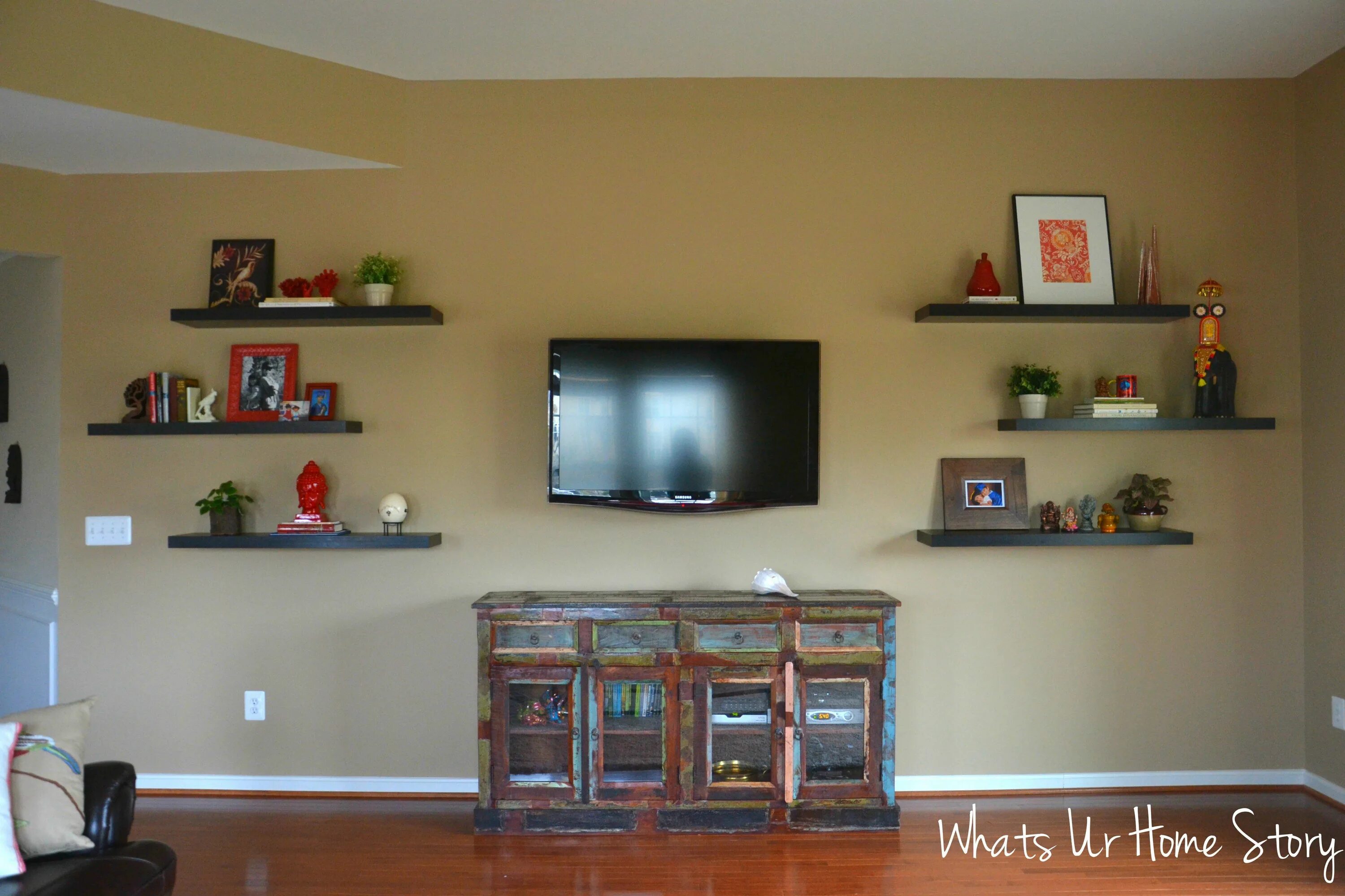 Полки над телевизором в интерьере фото How to Decorate Around a TV with Floating Shelves