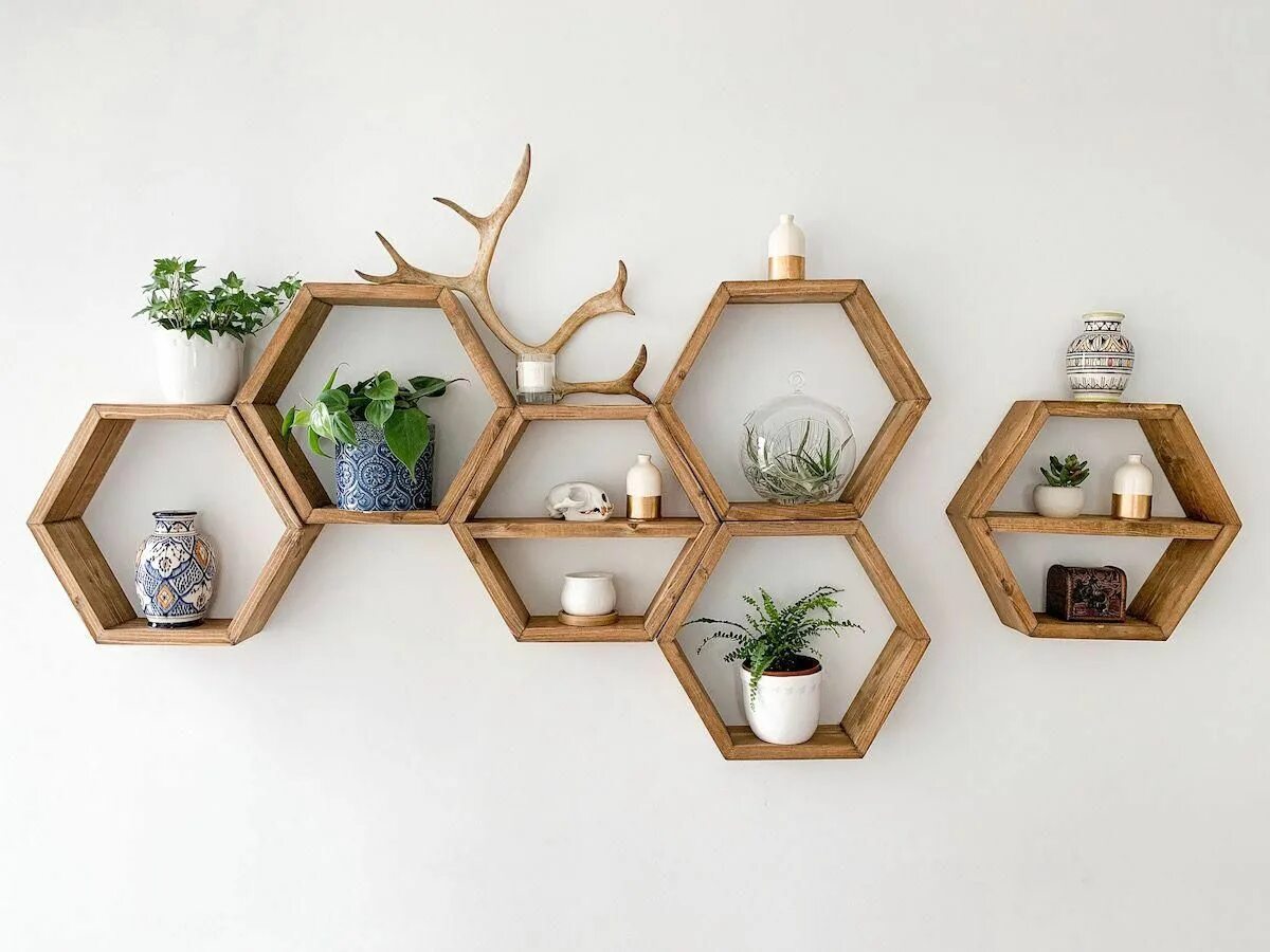 Полки соты на стену в интерьере How To Decorate Honeycomb Shelves Katie's Bliss #shelvesinbedroom Honeycomb shel