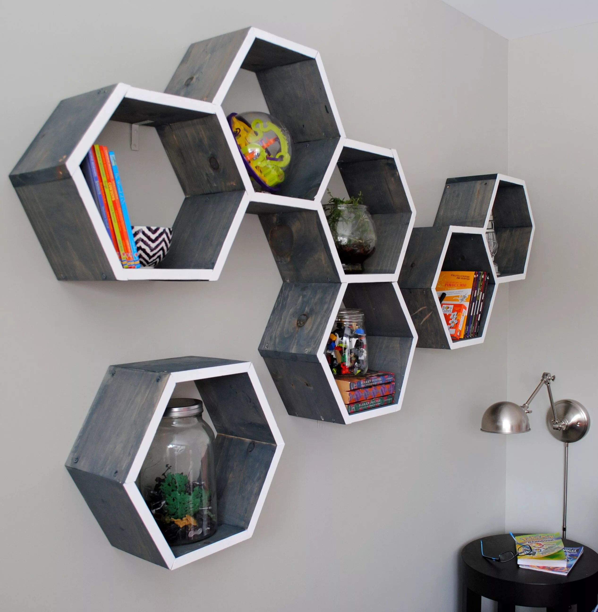 Полки соты на стену в интерьере DIY: Wood Honeycomb Shelves - SAS Interiors Étagères diy, Idées étagères, Etager