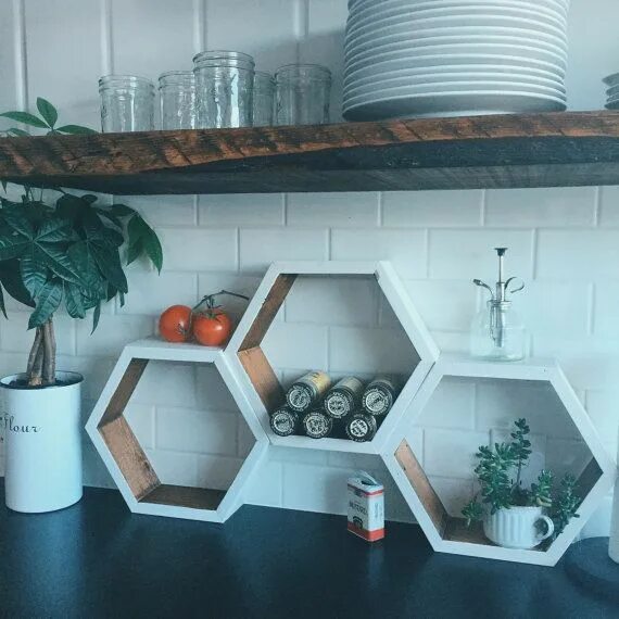 Полки соты в интерьере кухни фото White set of 3 honeycomb hexagon shelves Backsplash designs, Backsplash patterns