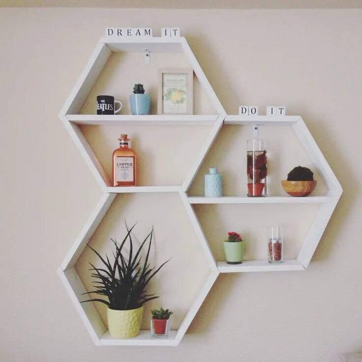 Полки соты в интерьере кухни фото DIY Honeycomb Shelves - Unique Home Decor Idea