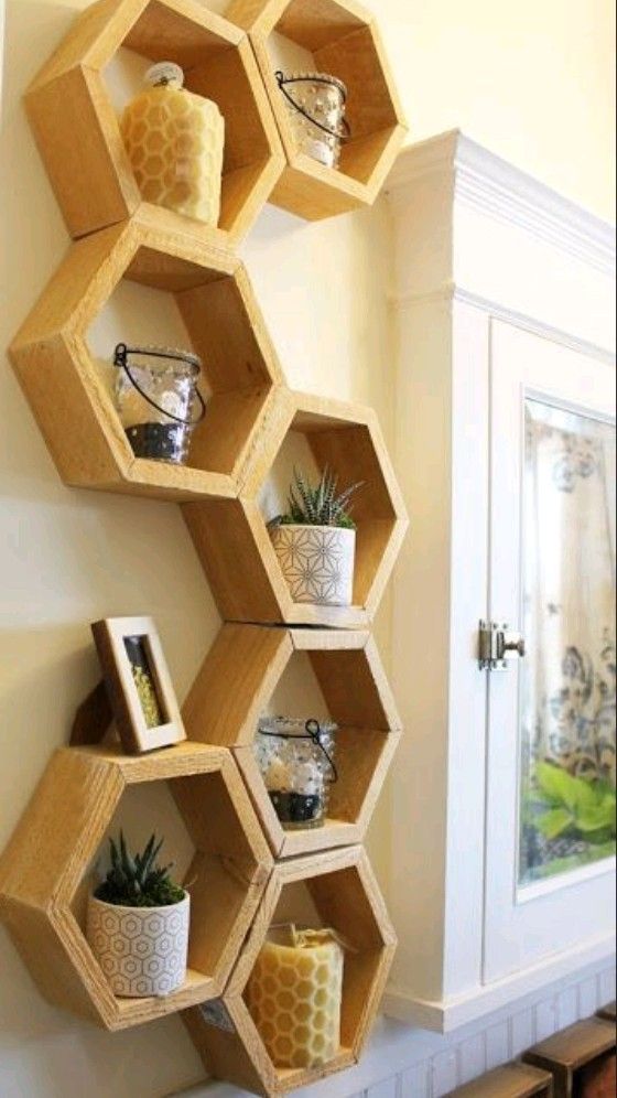 Полки соты в интерьере кухни фото Wooden Honeycomb Wall Shelves with Plant Decorations