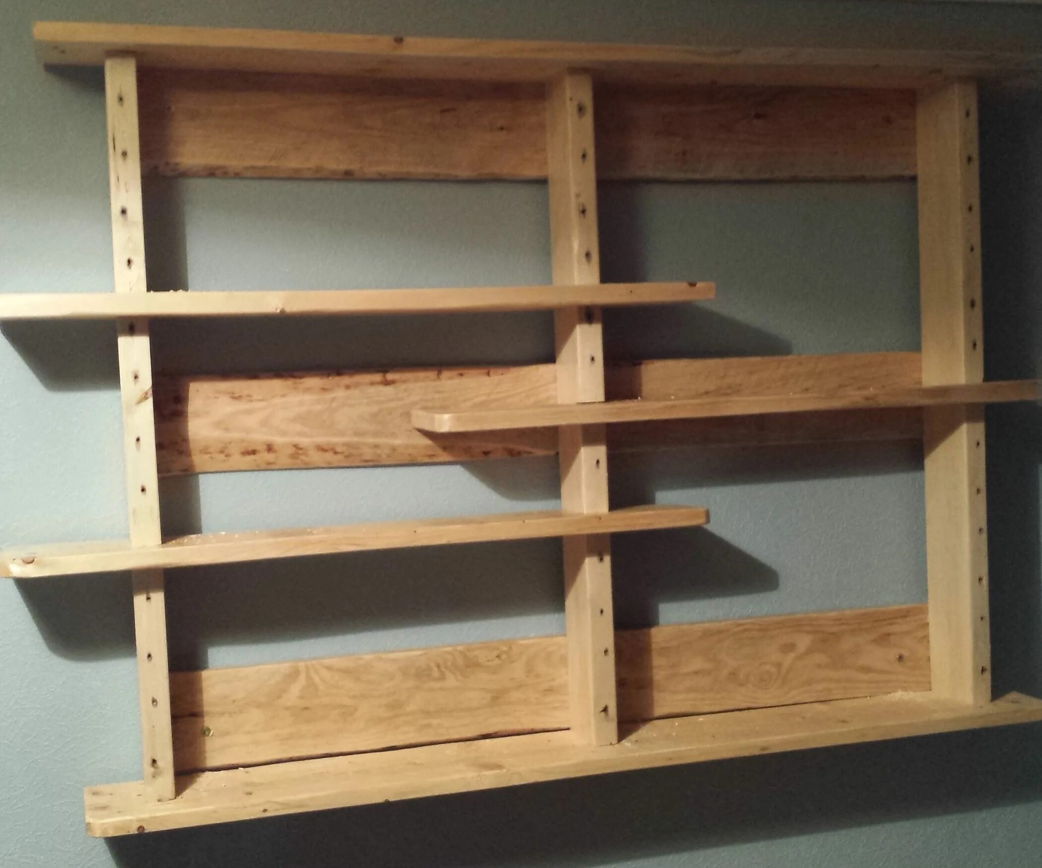 Полки своими руками фото Pallet Shelves. No Big Tools Diy pallet projects, Pallet furniture, Pallet wall 