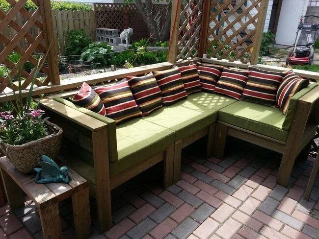 Полки в беседке фото Tips for Making Your Own Outdoor Furniture - Decor Around The World Gartenmöbel 