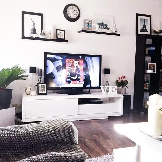 Полки в интерьере гостиной над телевизором insta inspiration (FashionHippieLoves) Home living room, Living room designs, Li