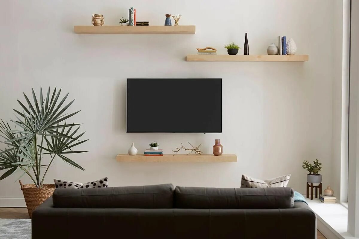 Полки в интерьере гостиной над телевизором How to Decorate Around Your TV with Floating Shelves Floating shelves living roo