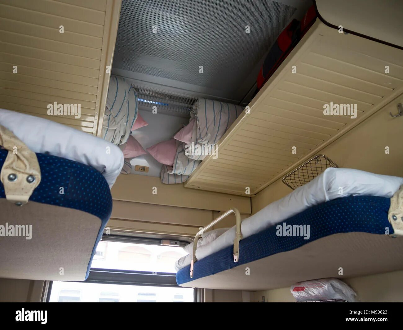 Полки в купе фото Upper shelves in second-class compartment wagon Stock Photo - Alamy