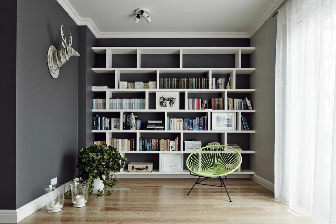 Полки в современном интерьере Szare ściany- 5 interesujących przykładów homify Home library rooms, Living room