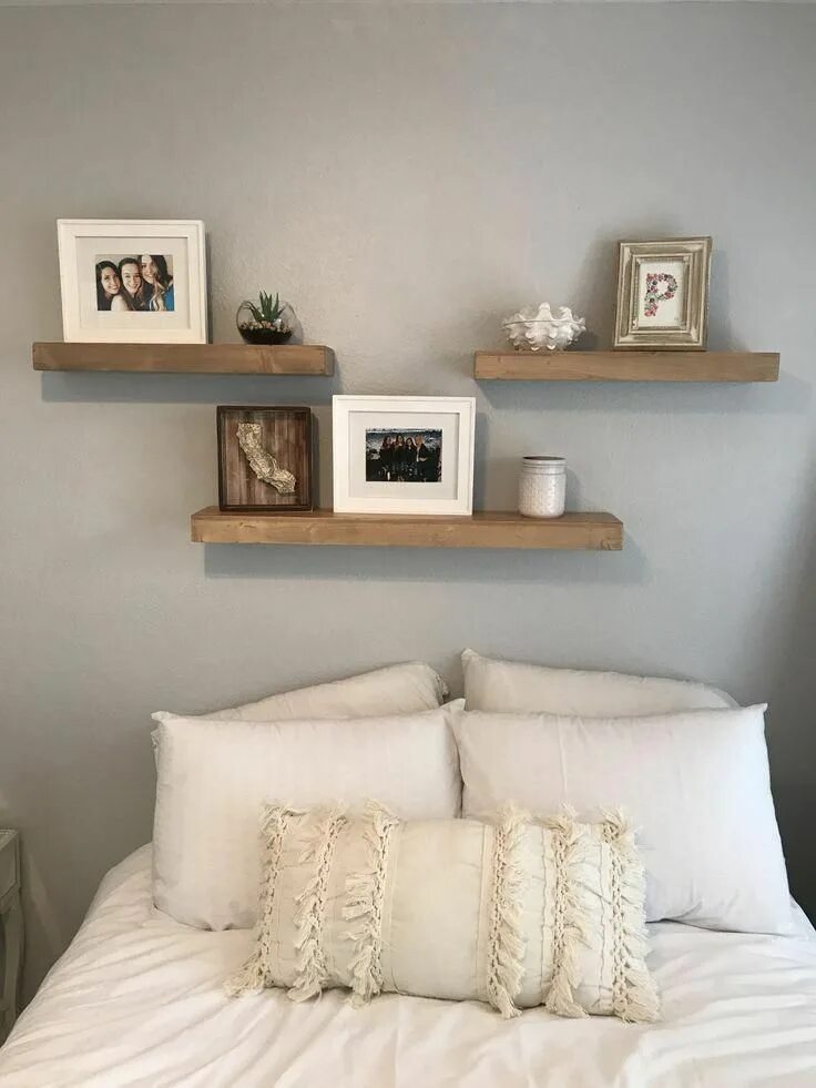 Полки в спальню настенные в интерьере 3 shelves above bed. White and grey bedroom. Fun room makeover :) #bedroomshelve