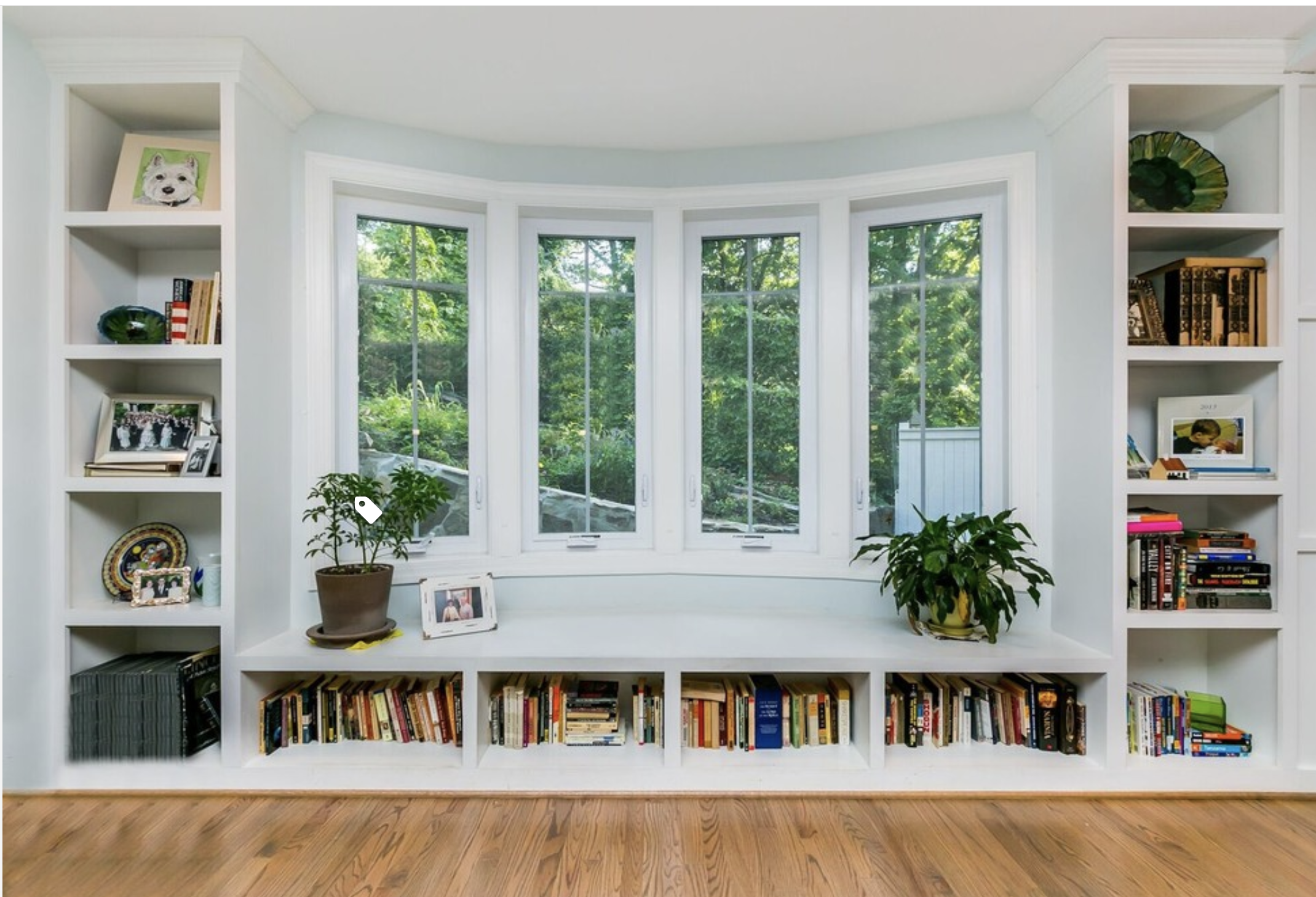 Полки возле окна фото Shelving under window Bay window living room, Living room windows, Living room s