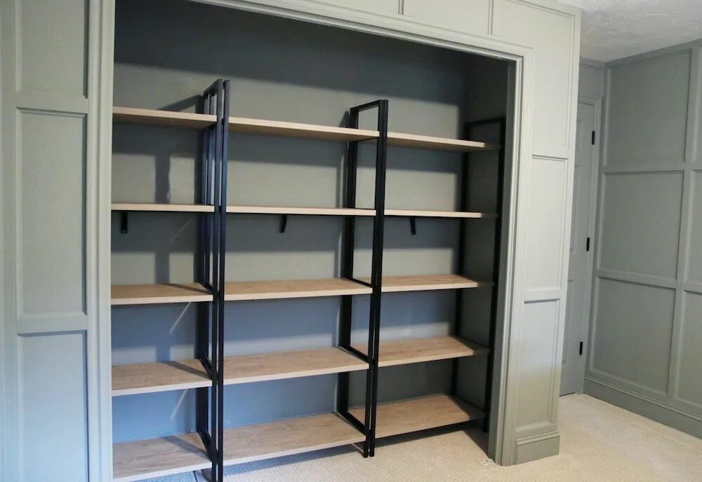 Полки встроенного шкафа фото Using Bookcases in a Bedroom Closet Closet bedroom, Closet bookshelves, Apartmen