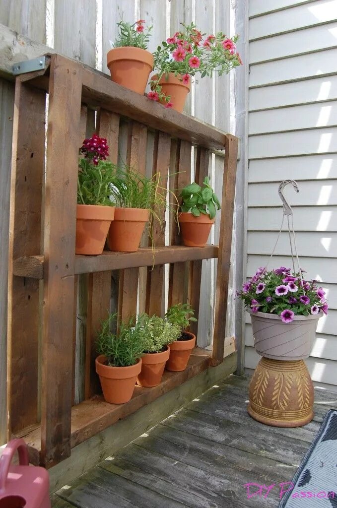 Полку для дачи своими руками 12 Creative Ways to Recycle and Reuse Wood Pallets Vertical herb garden, Pallets