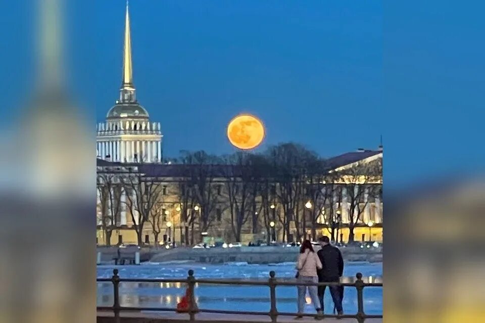 Полнолуние в питере сегодня фото Огромную яркую луну заметили жители Петербурга в ночь на 19 марта - KP.RU